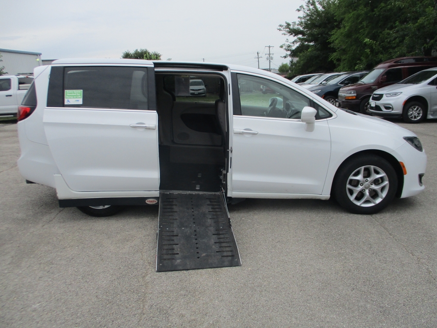 2018 Chrysler Pacifica Touring Plus's photo