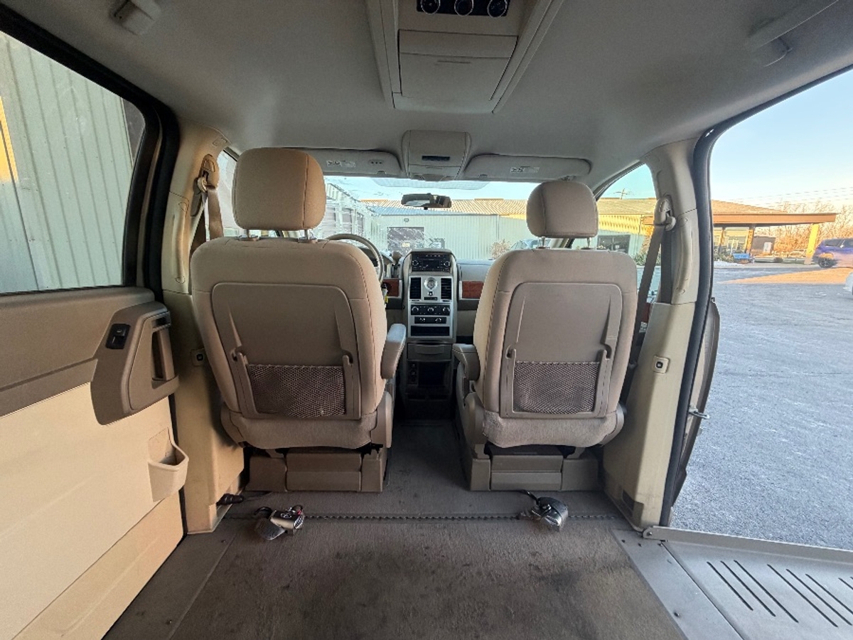 2009 CHRYSLER TOWN AND COUNTRY - Image 16