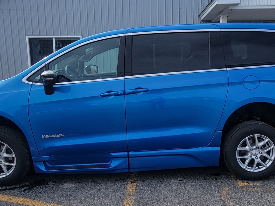 Blue Chrysler Pacifica image number 3