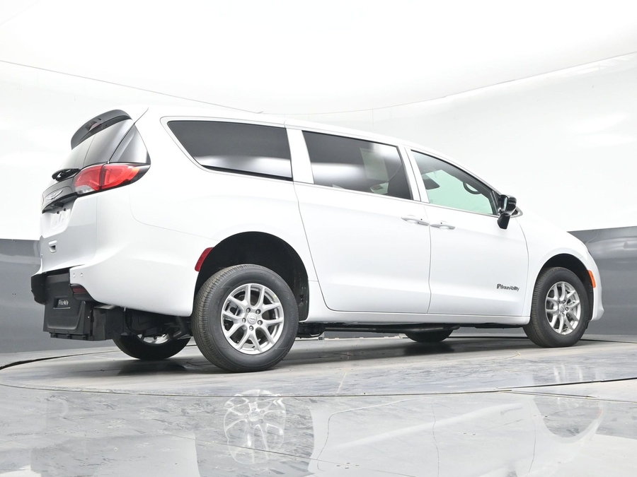 White Chrysler Voyager image number 8