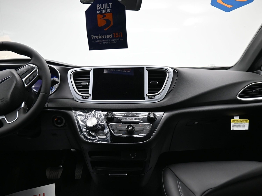 Silver Chrysler Voyager image number 12