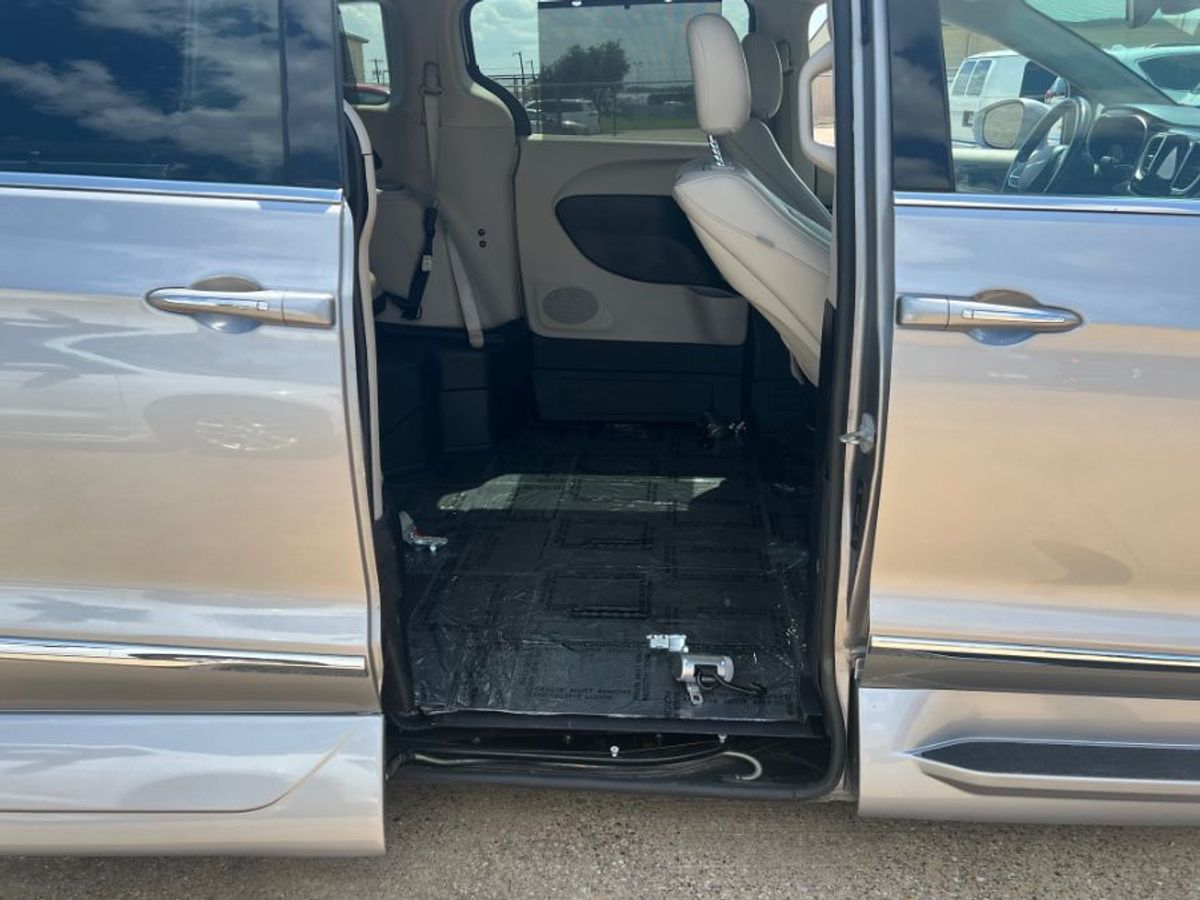 Silver Chrysler Pacifica image number 5