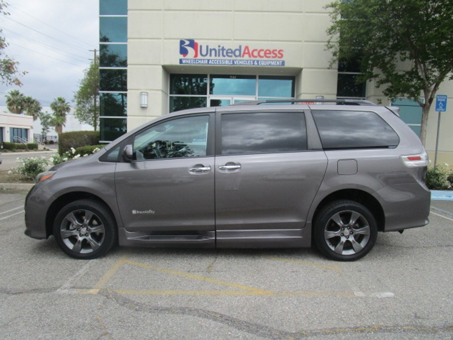 Used 2016 Toyota Sienna SE - BraunAbility Side Entry Entry Fold Out Automatic Ramp