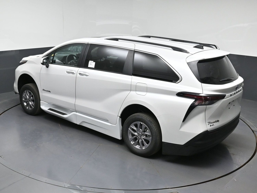 New 2026 Toyota Sienna Hybrid XLE Base - BraunAbility Side Entry Fold Out Automatic Ramp