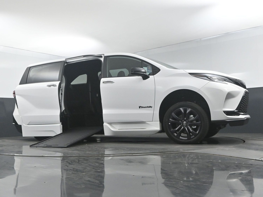 New 2025 Toyota Sienna Hybrid XSE Sport - BraunAbility Side Entry Entry In Floor Automatic Ramp