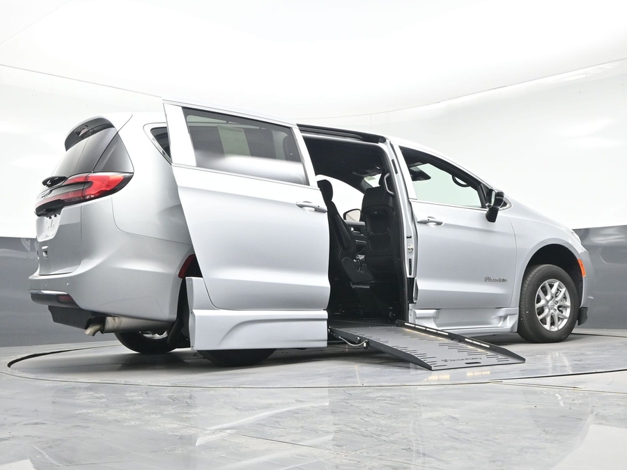 New 2026 Chrysler Pacifica Select Safety - BraunAbility Side Entry Entry Fold Out Automatic Ramp
