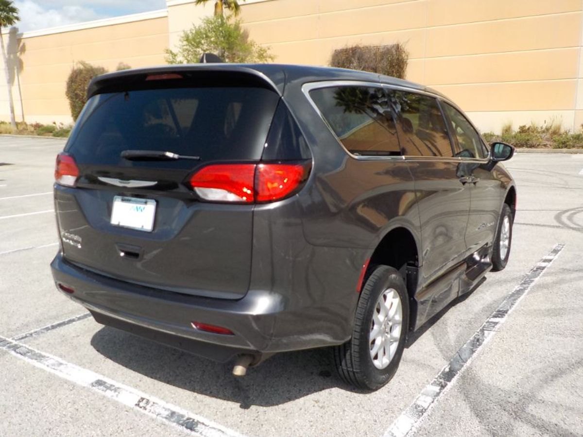 Grey Chrysler Voyager image number 7