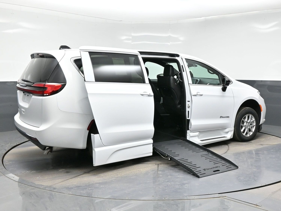 New 2026 Chrysler Pacifica Select Safety - BraunAbility Side Entry Entry Fold Out Automatic Ramp