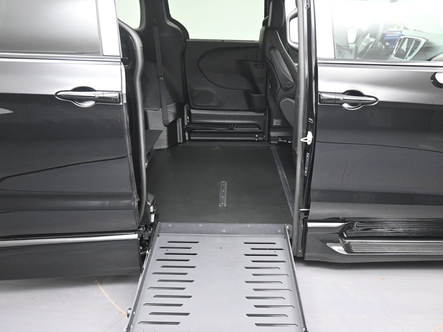 Black Chrysler Pacifica image number 10