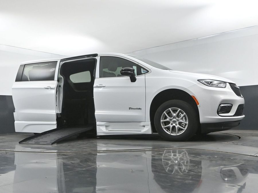 New 2025 Chrysler Pacifica Select Safety - BraunAbility Side Entry Entry Fold Out Automatic Ramp