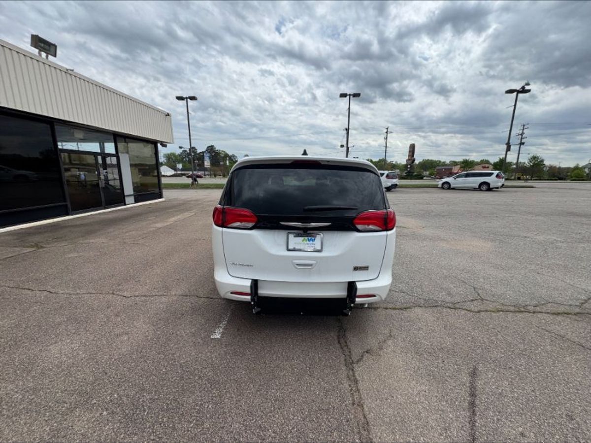 White Chrysler Voyager image number 5