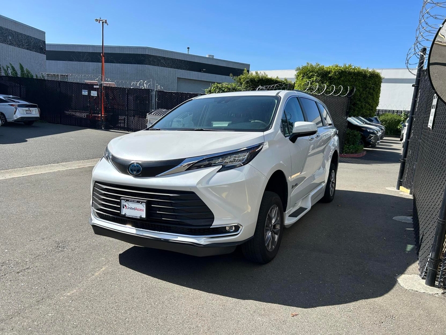 Used 2023 Toyota Sienna Hybrid XLE - BraunAbility Side Entry Entry Fold Out Automatic Ramp