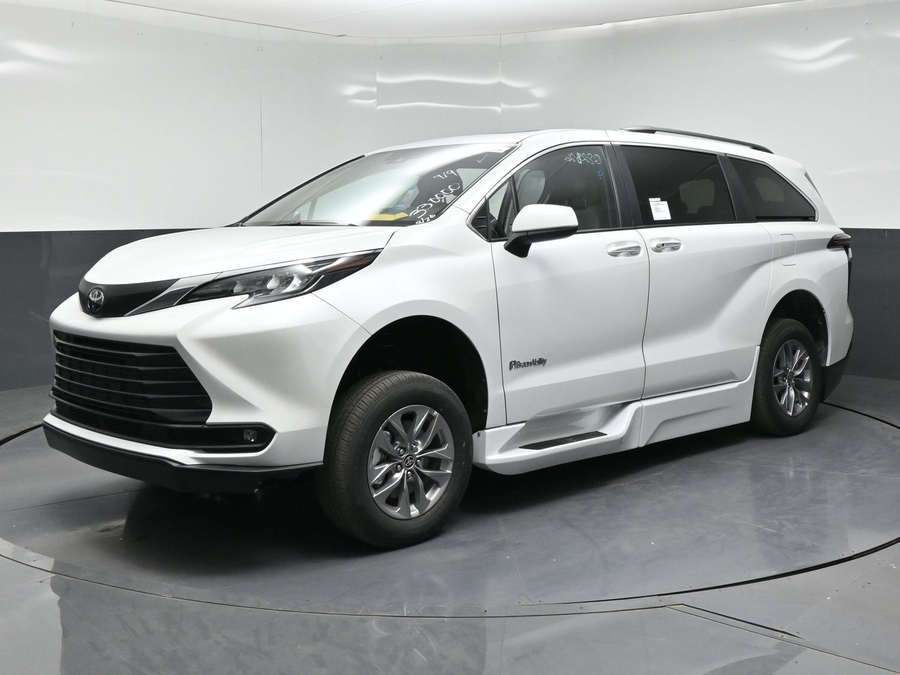New 2026 Toyota Sienna Hybrid XLE Base - BraunAbility Side Entry Fold Out Automatic Ramp