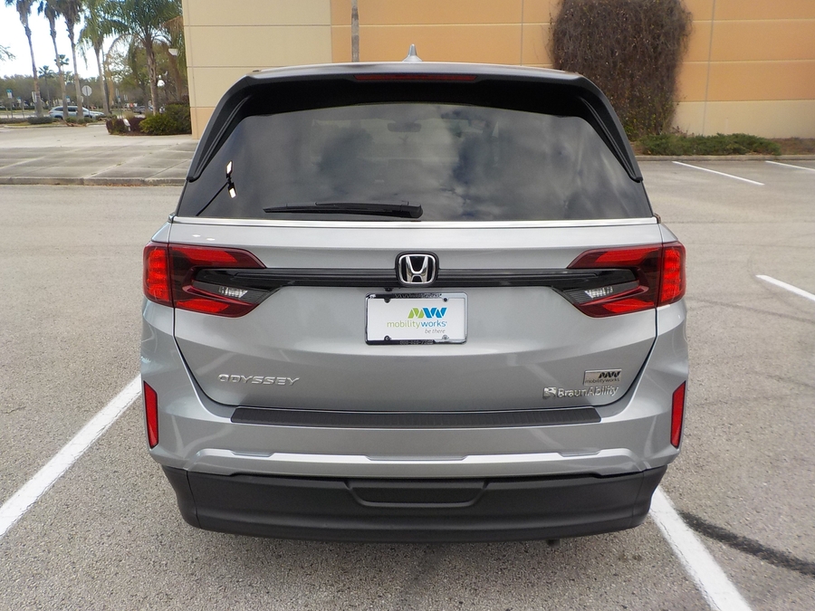 Silver Honda Odyssey image number 28