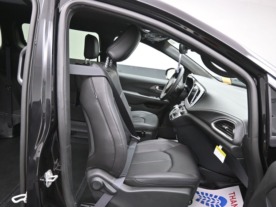 Black Chrysler Pacifica image number 2