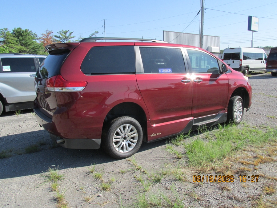  Toyota Sienna image number 4