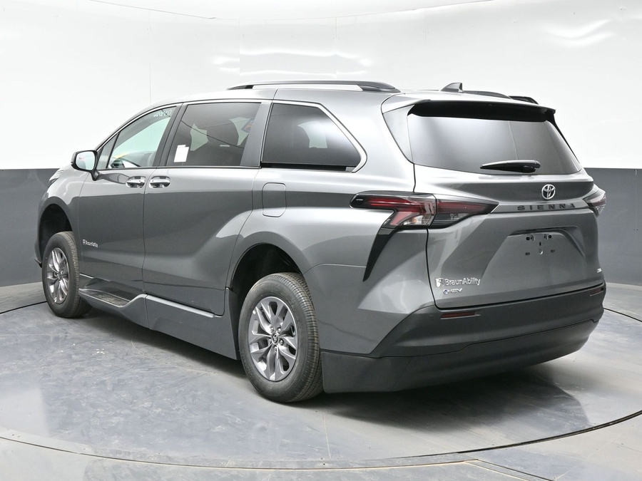 Grey Toyota Sienna image number 4
