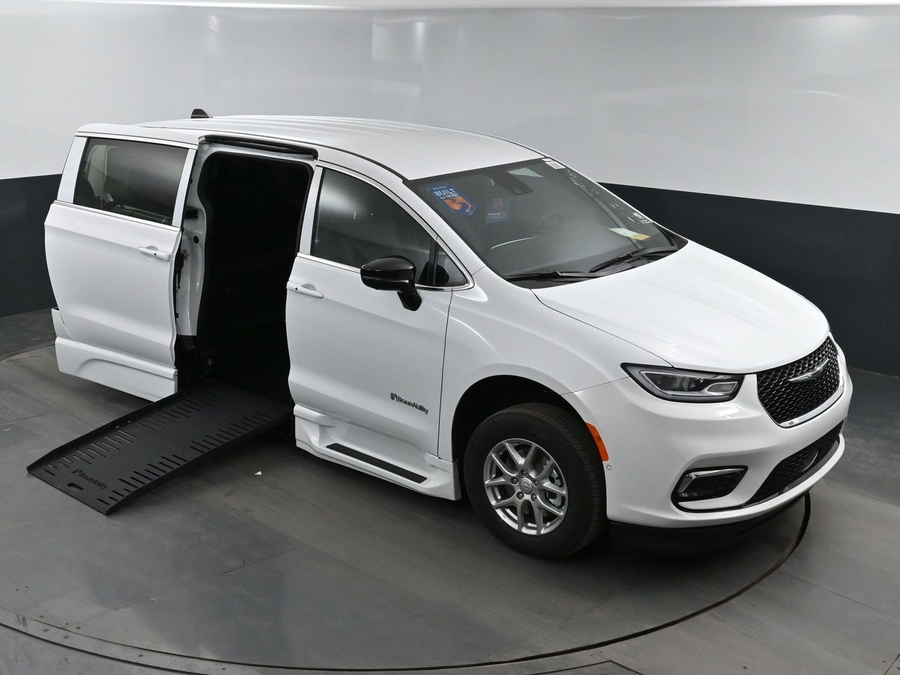 New 2025 Chrysler Pacifica Select Safety - BraunAbility Side Entry Entry Fold Out Automatic Ramp