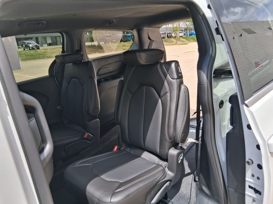 White Chrysler Voyager image number 18