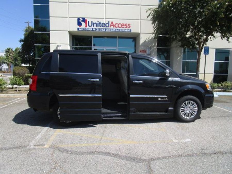 Used 2015 Chrysler Town and Country Touring-L - BraunAbility Side Entry Entry In Floor Automatic Ramp