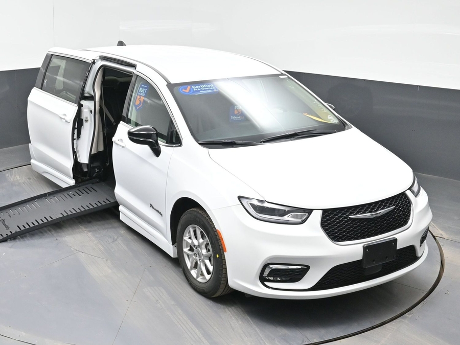 Used 2024 Chrysler Pacifica Touring L - BraunAbility Side Entry Entry Fold Out Automatic Ramp