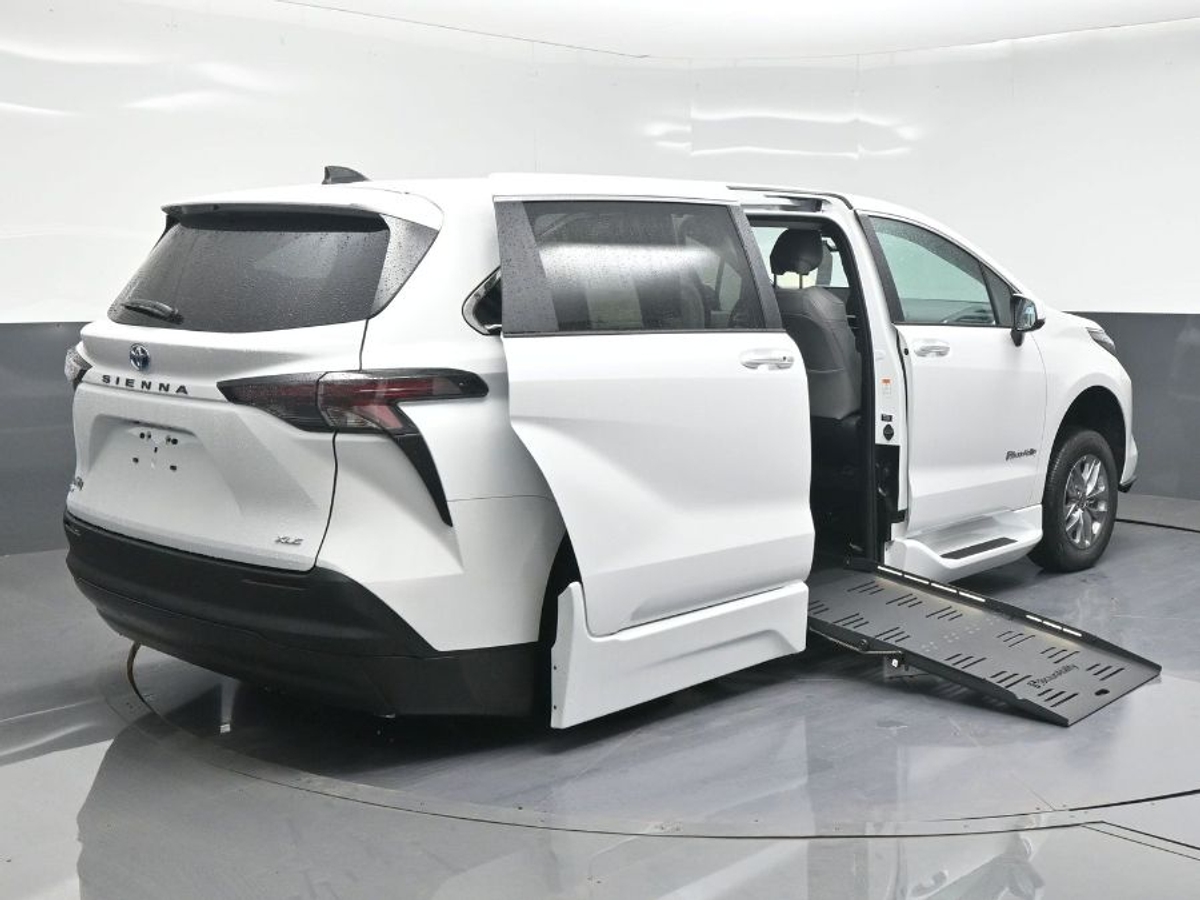 2025 TOYOTA SIENNA - Image 6