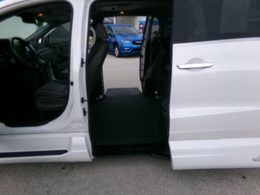 White Honda Odyssey image number 11
