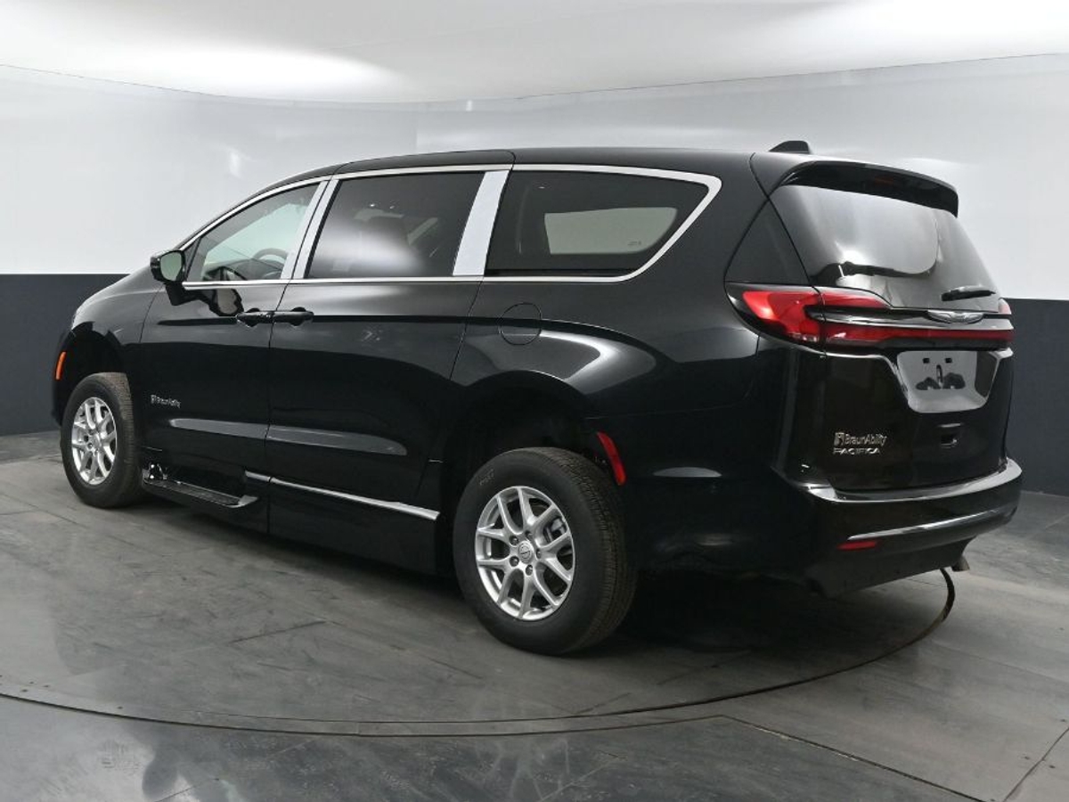 Black Chrysler Pacifica image number 4