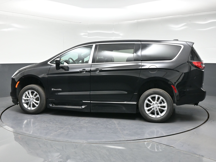 New 2027 Chrysler Pacifica Select Plus - BraunAbility Side Entry Fold Out Automatic Ramp