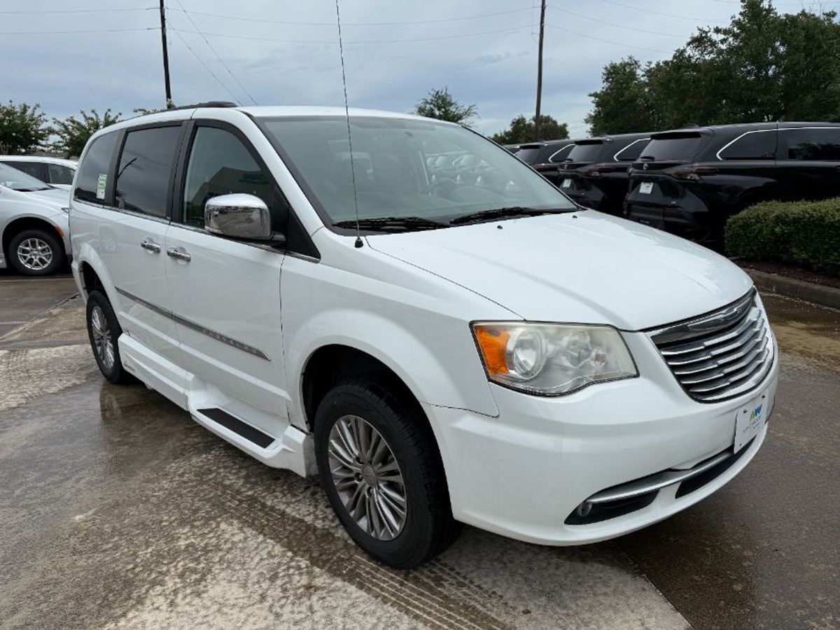 Blanco Chrysler Town and Country con entrada lateral automática en rampa de piso