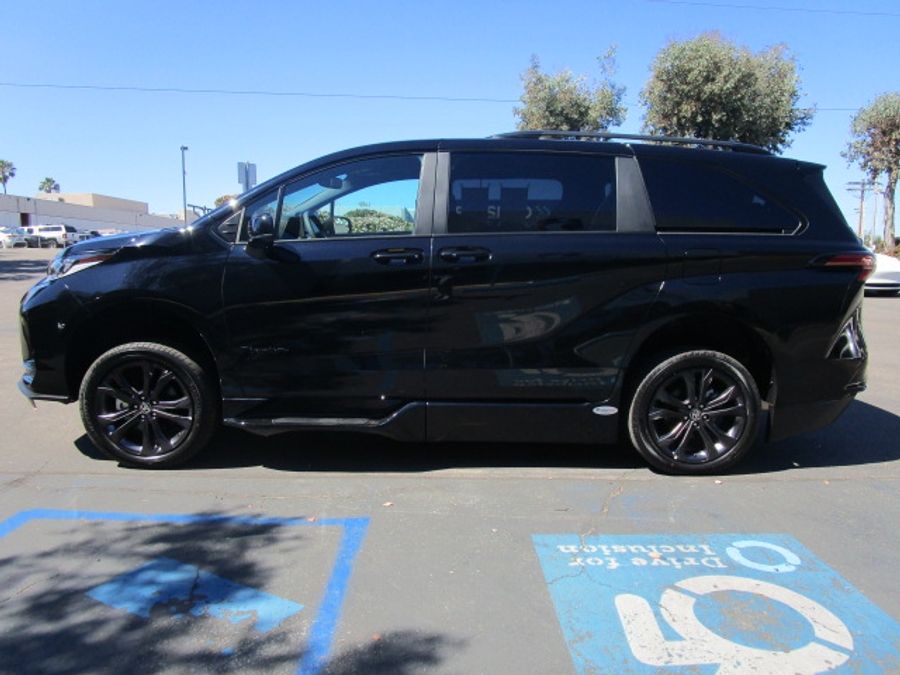 New 2025 Toyota Sienna Hybrid XSE Sport - BraunAbility Side Entry Entry Fold Out Automatic Ramp