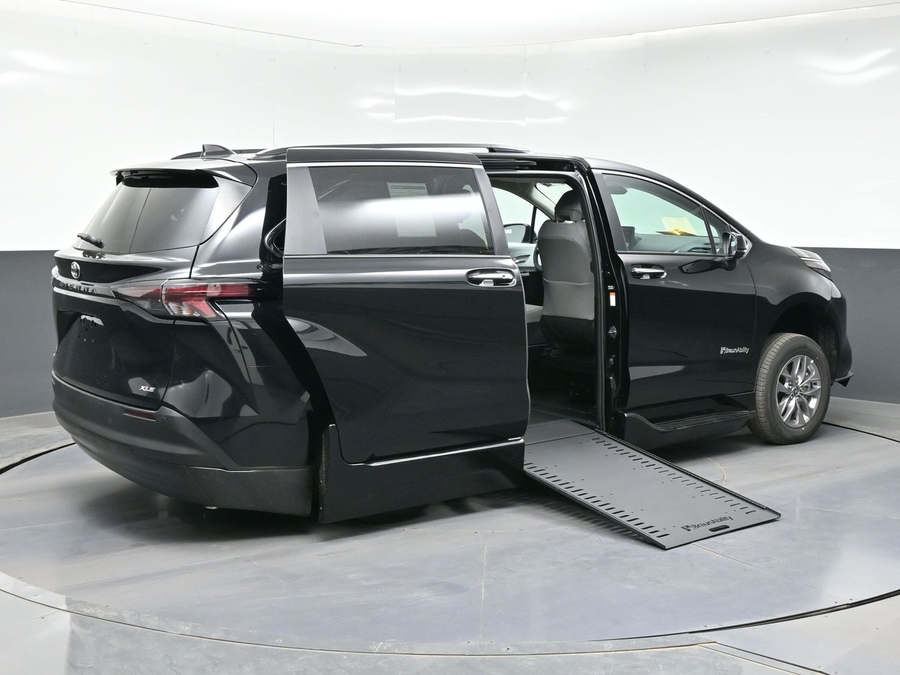 Black Toyota Sienna image number 4