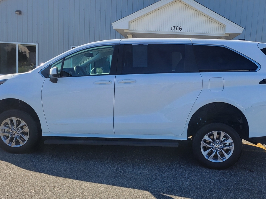White Toyota Sienna image number 3