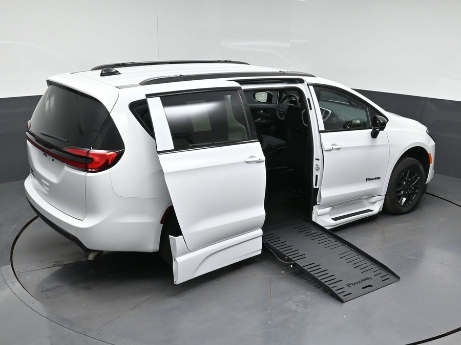 New 2027 Chrysler Pacifica Select Sport - BraunAbility Side Entry Fold Out Automatic Ramp