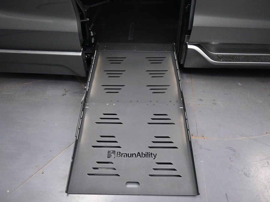 New 2026 Toyota Sienna Hybrid XLE Base - BraunAbility Side Entry Fold Out Automatic Ramp
