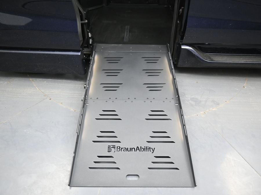 New 2026 Toyota Sienna Hybrid XLE Base - BraunAbility Side Entry Entry Fold Out Automatic Ramp