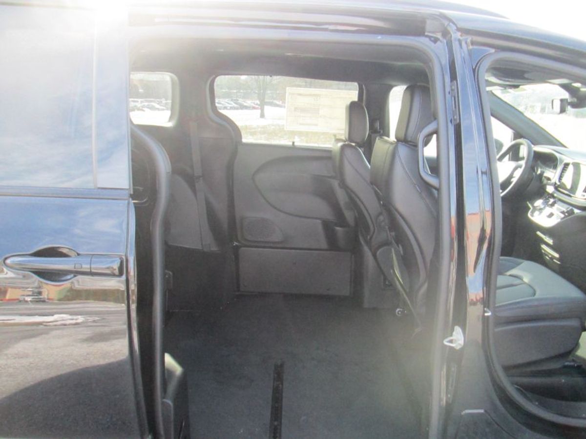 Black Chrysler Pacifica image number 11