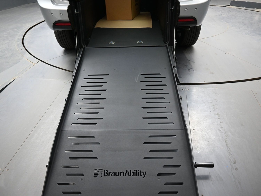 Silver Chrysler Voyager image number 8