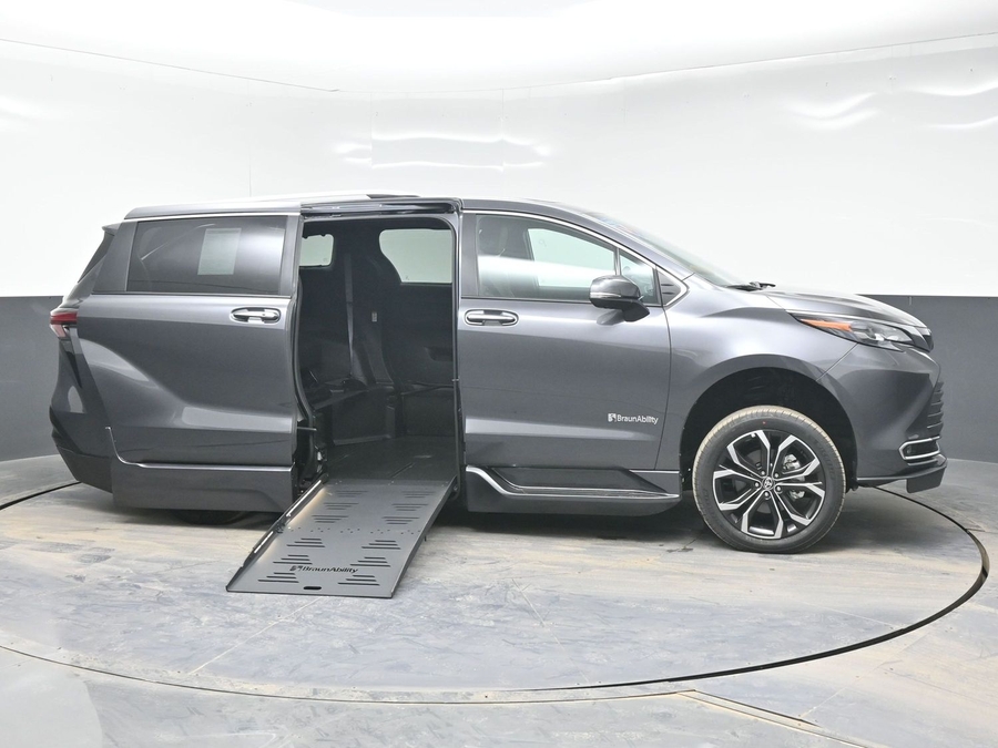 Grey Toyota Sienna image number 7