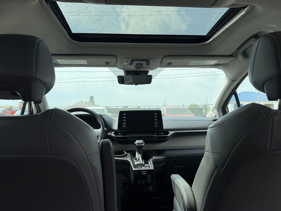 Used 2021 Toyota Sienna Hybrid Limited - BraunAbility Side Entry Entry Fold Out Automatic Ramp