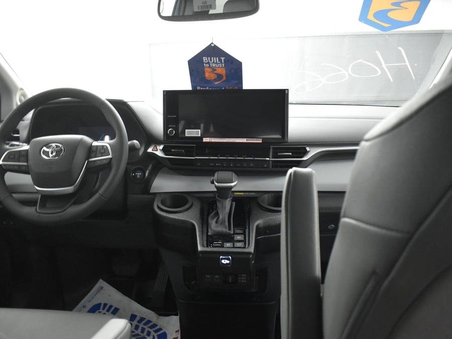 New 2025 Toyota Sienna Hybrid XLE Plus - BraunAbility Side Entry Entry In Floor Automatic Ramp