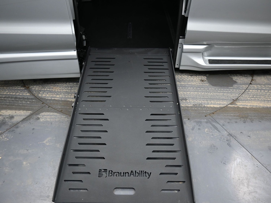 Silver Chrysler Pacifica image number 7