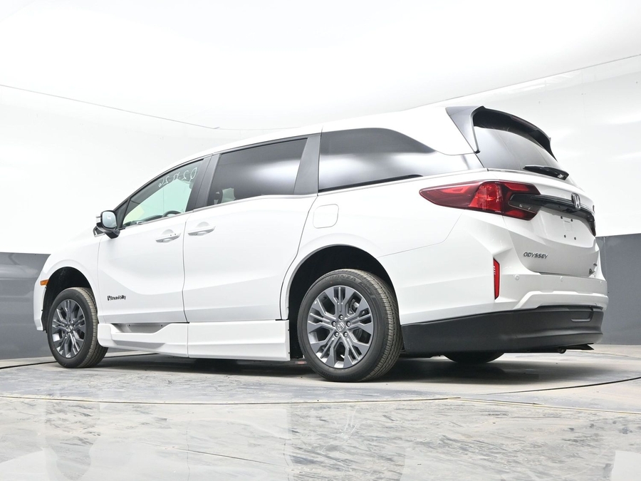 White Honda Odyssey image number 24