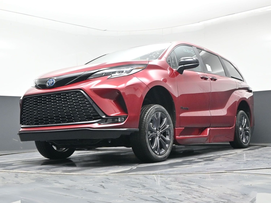 New 2025 Toyota Sienna Hybrid XSE Sport - BraunAbility Side Entry Entry Fold Out Automatic Ramp