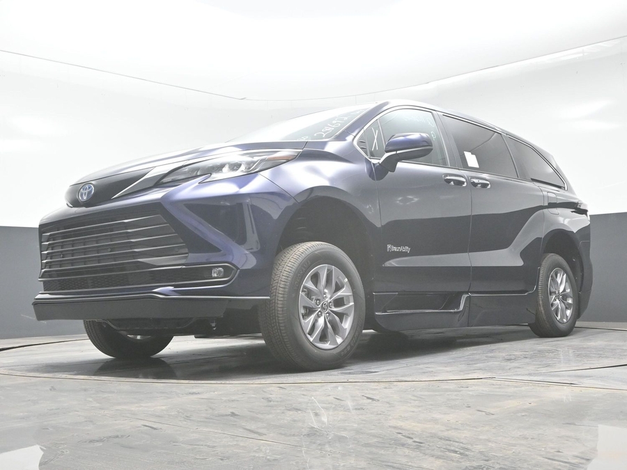New 2025 Toyota Sienna Hybrid XLE Plus - BraunAbility Side Entry Entry Fold Out Automatic Ramp