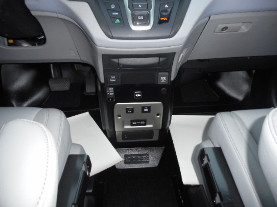 Silver Honda Odyssey image number 11