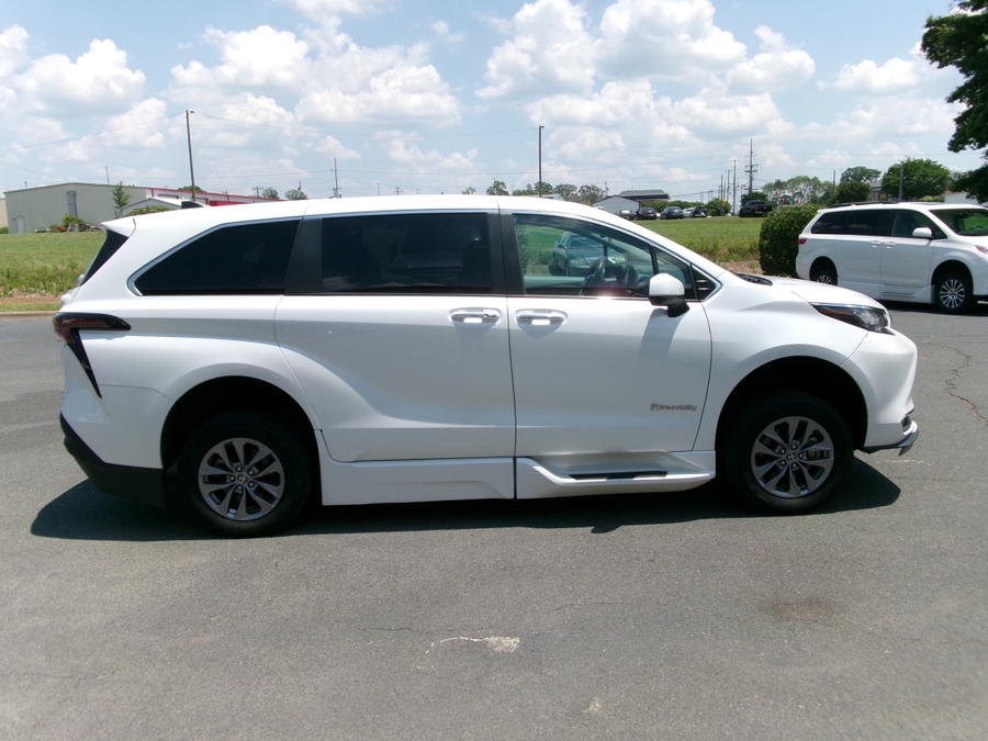 2023 Toyota Sienna XLE - Photo 8
