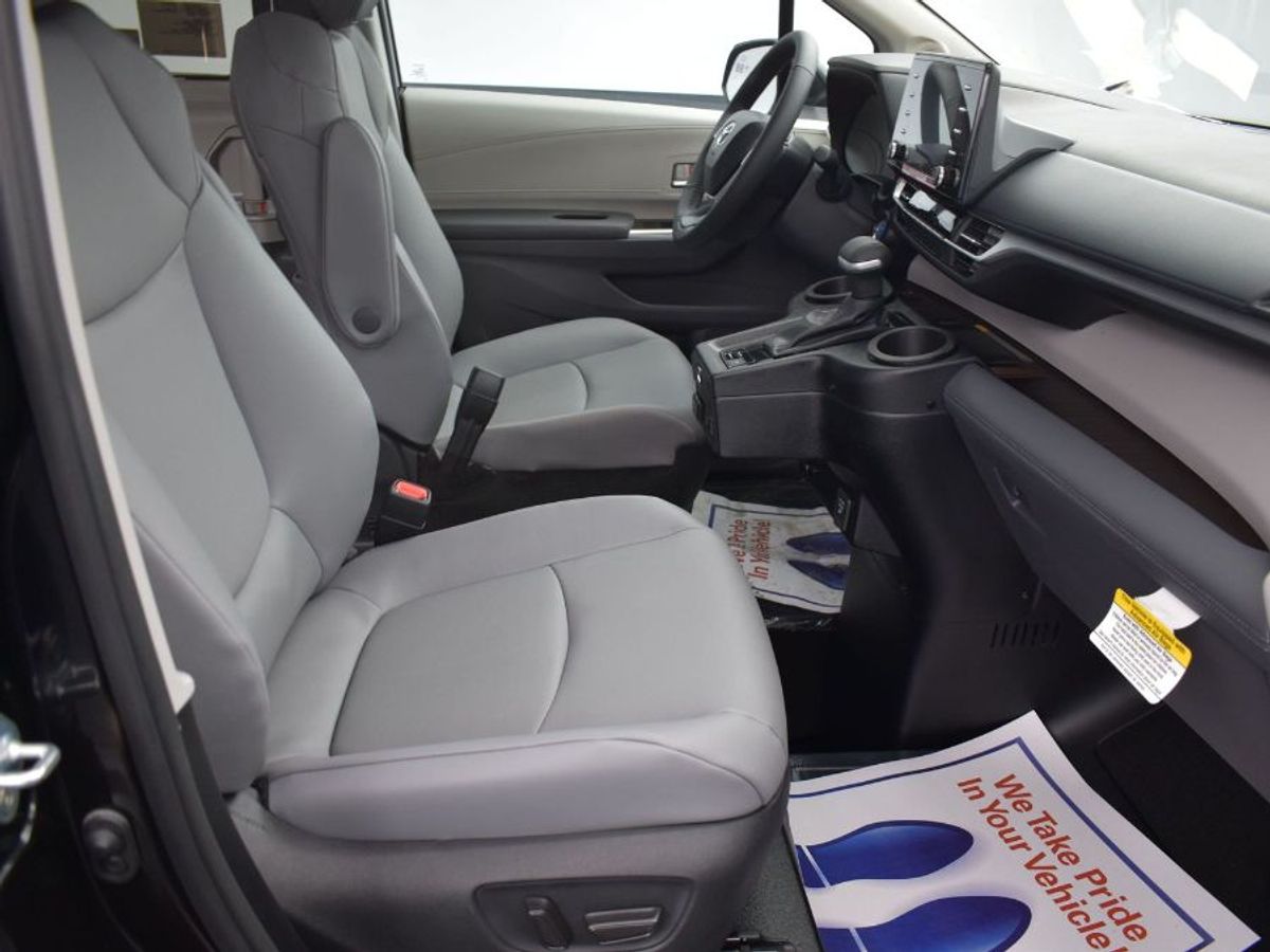 Black Toyota Sienna image number 1