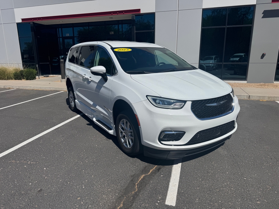 Used 2023 Chrysler Pacifica Touring L Safety - BraunAbility Side Entry Entry In Floor Automatic Ramp