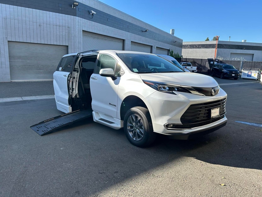 Used 2024 Toyota Sienna Hybrid XLE Plus - BraunAbility Side Entry Entry Fold Out Automatic Ramp